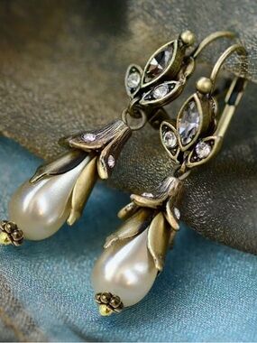 💕 Classic Vintage-Inspired Gold Pearl & Rhinestone Drop Earrings 💕